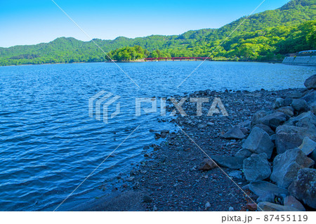 赤城大沼 湖畔からの眺め 赤城神社方向 初夏の風景    赤城大沼 湖畔からの眺め 赤城神社方向 初夏の風景    87455119