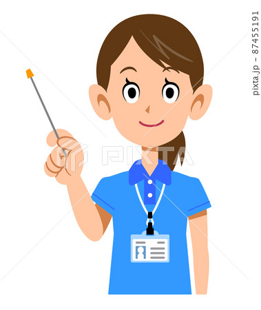 半袖のポロシャツ姿でネームタグを身に着けた女性スタッフの指し棒を持つ様子 87455191