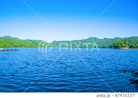 赤城大沼 湖畔からの眺め 赤城山並 初夏の風景 赤城大沼 湖畔からの眺め 赤城山並 初夏の風景 87455237
