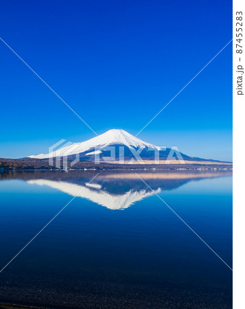 山中湖から眺める逆さ富士　冬景 87455283