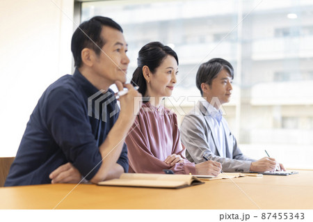 中高年のセミナー聴講者　横顔　イメージ　撮影協力「LINK FOREST」 87455343