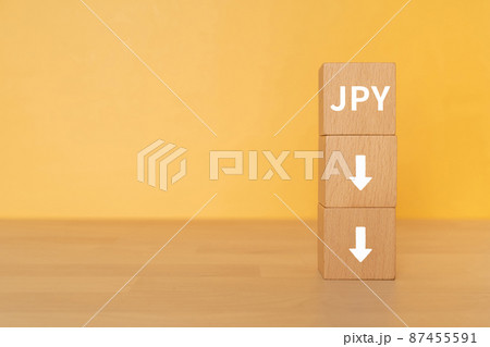 円安のイメージ｜「JPY」と矢印が書かれた積み木 87455591