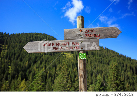 北イタリア ドロミテのハイキングコースにあった案内表示 北イタリア ドロミテのハイキングコースにあった案内表示 87455618