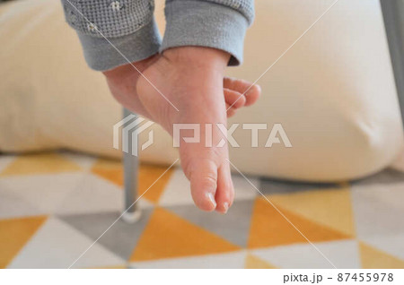 子供の足 2歳児 イス 子供の足 2歳児 イス 87455978