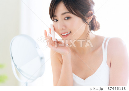 女性　ビューティー　美容　メイク　スキンケア 87456118