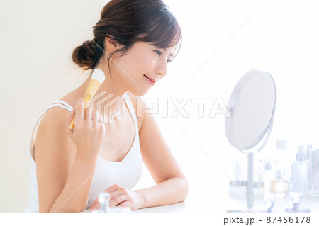 女性　ビューティー　美容　メイク　スキンケア 87456178
