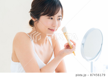 女性　ビューティー　美容　メイク　スキンケア 87456179