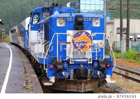 木次線　奥出雲おろち号 機関車 DE10（出雲三成駅） 87456243