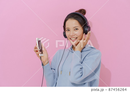 音楽を聴く女性 20代 音楽を聴く女性 20代 87456264