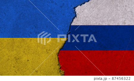 ロシアとウクライナの戦争による経済的影響を示す、国旗を用いた画像 87456322
