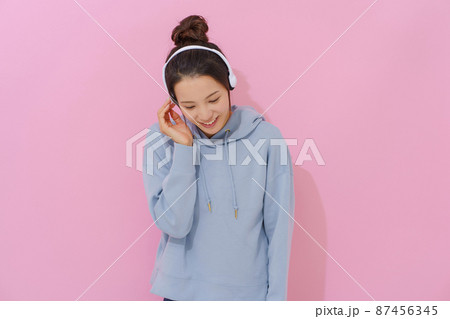音楽を聴く女性　20代 87456345