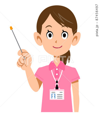 半袖のポロシャツ姿でネームタグを身に着けた女性スタッフの指し棒を持つ様子 87456497