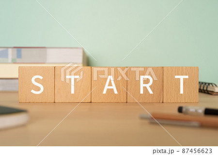 勉強スタートのイメージ｜「START」と書かれた積み木、参考書、ノート、ペン 87456623
