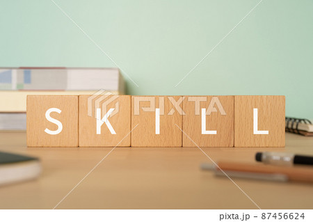 スキルの勉強イメージ｜「SKILL」と書かれた積み木、参考書、ノート、ペン 87456624
