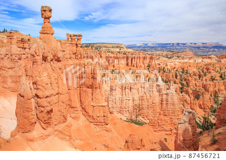 アメリカ　ブライスキャニオンのハイキングコースから望む尖塔群 87456721