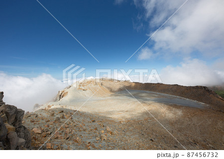 〔長野県／岐阜県・8月〕御嶽山／剣ヶ峰山頂から見る、神秘的雰囲気に満ちた一ノ池方面（広角レンズ） 87456732