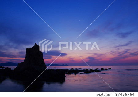 福井県美浜町菅浜の夕日 87456764