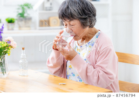 薬を飲むおばあさん 87456794