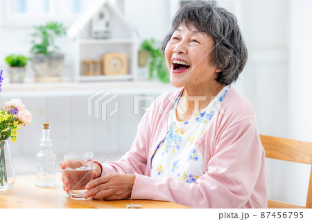 薬を飲むおばあさん 薬を飲むおばあさん 87456795