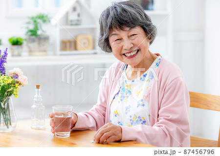 薬を飲むおばあさん 薬を飲むおばあさん 87456796