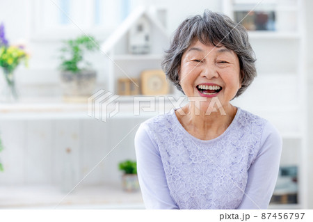 シニア女性 顔 笑顔 シニア女性 顔 笑顔 87456797