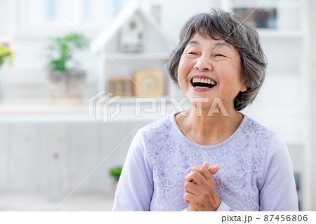 シニア女性　顔　笑顔 87456806