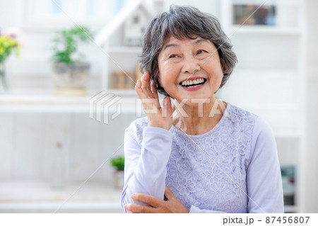 シニア女性　顔　笑顔 87456807