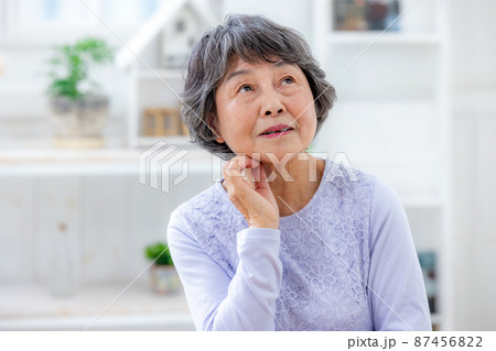 シニア女性　困る　顔 87456822