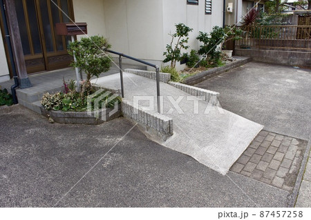 玄関前にスロープを追加工事した家 87457258