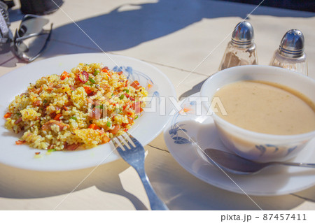ネパール　エベレスト街道にてホテルエベレストビューのテラスで食べたランチ 87457411