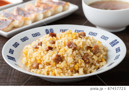 パラ、ふわ、しっとりのチャーハンと餃子のセット 87457723