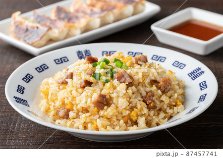 パラ、ふわ、しっとりのチャーハンと餃子のセット 87457741