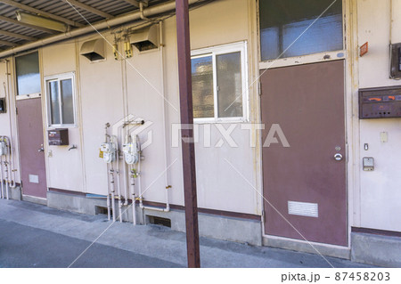 古い老朽化した二階建てのアパート_05 87458203