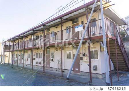古い老朽化した二階建てのアパート_16 87458216