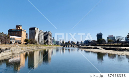 青空と街並みの水鏡［乙川/愛知県岡崎市康生町］ 87458338