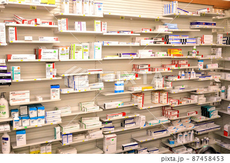 アメリカの調剤薬局の薬品棚 87458453