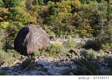 百万貫の岩と紅葉（石川県白山市） 87458557