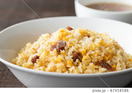 パラ、ふわ、しっとりの美味しいチャーハン 87458586