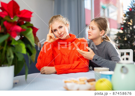 Daughter asks for forgiveness after quarrel during Christmas celebration in room 87458676