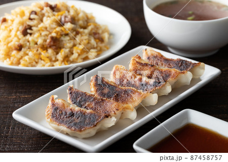 肉汁たっぷりの餃子と炒飯のセット 87458757