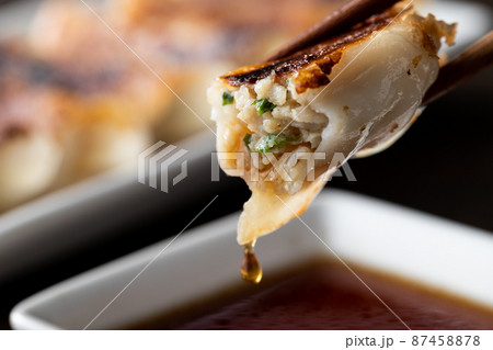 肉汁たっぷりの餃子のアップ 87458878