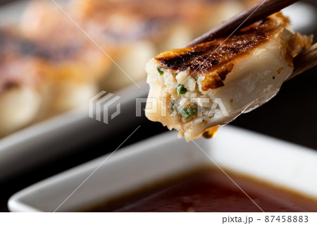 肉汁たっぷりの餃子のアップ 肉汁たっぷりの餃子のアップ 87458883