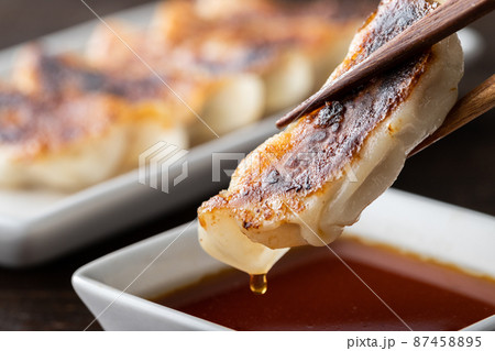 肉汁たっぷりの餃子のアップ 肉汁たっぷりの餃子のアップ 87458895