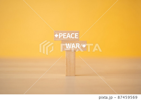 戦争と平和のイメージ|「PEACE」「WAR」と書かれた積み木 戦争と平和のイメージ|「PEACE」「WAR」と書かれた積み木 87459569