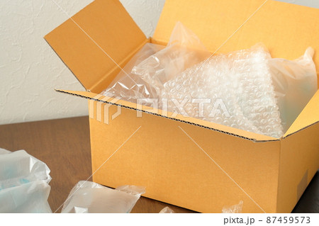 床に置かれた段ボール箱と緩衝材 87459573