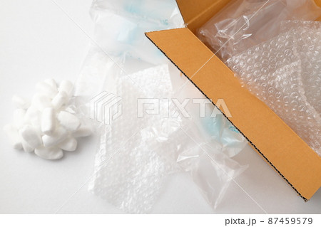 緩衝材とダンボール箱｜白背景 87459579