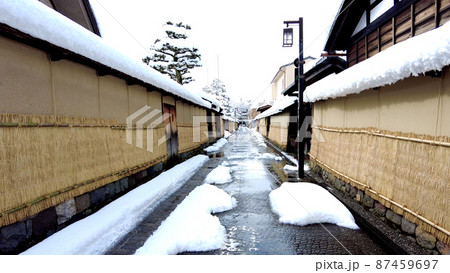 金沢の長町武家屋敷跡界隈の雪景色 87459697