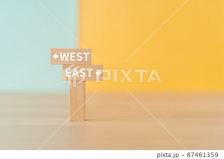 東西のイメージ｜「WEST」「EAST」と書かれた積み木 87461359