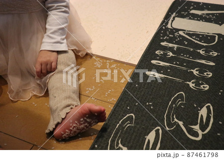 米で遊ぶ赤ちゃん、いたずら、室内 米で遊ぶ赤ちゃん、いたずら、室内 87461798