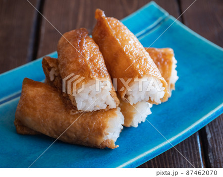 いなり寿司。酢飯を甘く煮込んだ油揚げで包んだ日本の料理。 いなり寿司。酢飯を甘く煮込んだ油揚げで包んだ日本の料理。 87462070